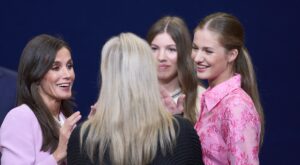 Así fue el encuentro entre la reina Letizia, sus hijas y Meryl Streep en los Premios Princesa de Asturias