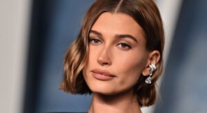 Hailey Bieber deslumbra en marrón: La nueva tendencia de moda para el 2023