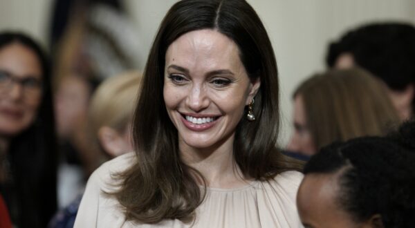 Atelier Jolie x Chloé: La colección cápsula sostenible que celebra la feminidad moderna por Angelina Jolie