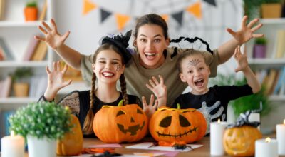 Ideas terroríficamente divertidas para una noche de Halloween en familia