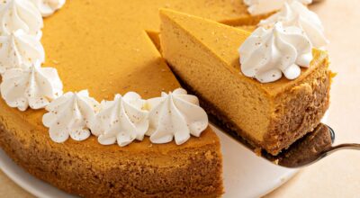 Una tarta de queso con calabaza y especias que huele a otoño