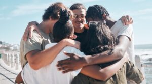 El poder del abrazo: el secreto científico para alimentar la felicidad en tu vida