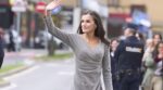 Letizia luce impresionantes botas ‘over the knees’ con su nuevo vestido tras la jura de Leonor en un evento de cine