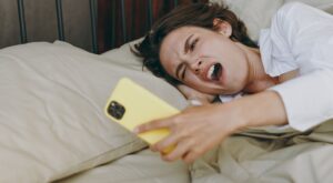 El impacto oculto de posponer el despertador según un neurólogo