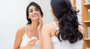 Revelando el poder del ‘Skinimalismo’: La tendencia beauty que transformará tu rutina de cuidado facial.