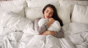 Trucos para dormir cómodamente en noches frías de invierno