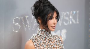 Kim Kardashian brilla en la fiesta de presentación de Skims x Swarovski