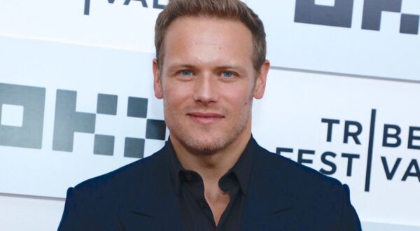 Sam Heughan, protagonista de Outlander, regresa en ‘La Pareja de al Lado’ para seducirte en Movistar Plus+