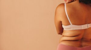 Elimina los rollitos de la espalda con estos 10 movimientos infalibles