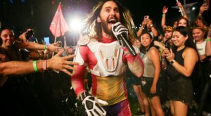 Jared Leto a sus 51 años, escala los 102 pisos del Empire State para impulsar su gira mundial