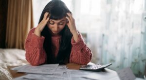 El estrés financiero afecta tu cuerpo y mente. Descubre consejos de una experta para recuperar el equilibrio