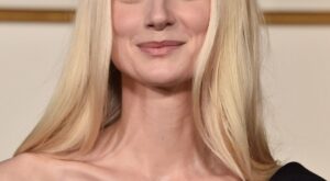 Elizabeth Debicki revive el icónico ‘revenge dress’ de Lady Di en la premiere de The Crown