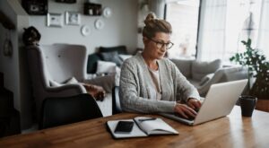 El impacto del #LazyGirlJob en el mundo laboral de las mujeres: ¿Empoderamiento o estigma?