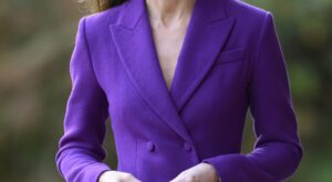 Tendencia morado: Kate Middleton deslumbra con un total look en morado en un evento de caridad