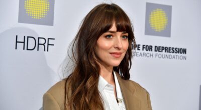 Dakota Johnson comparte cómo enfrenta la depresión con humor y el apoyo fundamental de Chris Martin