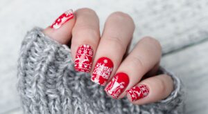 Inspírate con los increíbles diseños de uñas que son tendencia para esta navidad