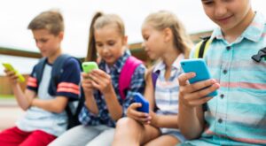 El 34% de los españoles cree que la edad ideal para regalar un móvil a un niño es entre los 13 a 14 años