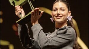 Úrsula Corberó recibe el premio a ‘Mejor Intérprete Femenina en Ficción’ y deja un poderoso mensaje de autocuidado