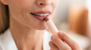 Labios a juego: el truco de los años 50 para encontrar el pintalabios perfecto