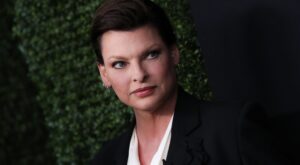 Linda Evangelista: «No quiero acostarme con nadie» y «Ya no me culpo por mi aspecto»
