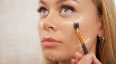 3 toques de corrector para un lifting exprés que se ha vuelto viral en Tik Tok