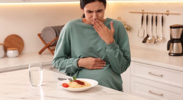 Hormona fetal clave para aliviar náuseas en embarazo: estudio revela posible tratamiento preventivo