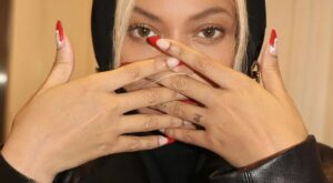 Beyoncé nos da una lección de nail art con sus uñas navideñas
