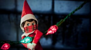 El Fenómeno viral del ‘Elf on the Shelf’: Más allá de las travesuras, los riesgos emocionales que esconde