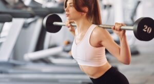 Levantar pesas: el ejercicio que te mantendrá joven