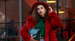 Cómo darle un toque de alegría a tu look invernal