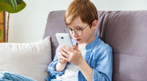 Cómo gestionar el uso de pantallas sin descuidar la salud en época de regalos