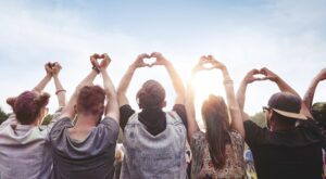 Poliamor, Swinging y relaciones abiertas: Descifrando la libertad en el amor actual