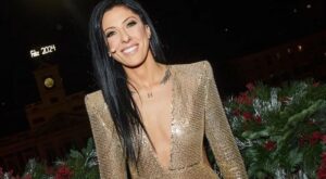 El sorprendente vestido dorado de Jenni Hermoso en las Campanadas revela un mensaje oculto