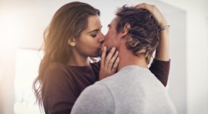 La enfermedad del beso: ¿Qué es, cómo se transmite y cómo se trata?