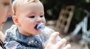 Las sorprendentes revelaciones sobre el agua embotellada: miles de nanoplásticos al acecho en cada sorbo