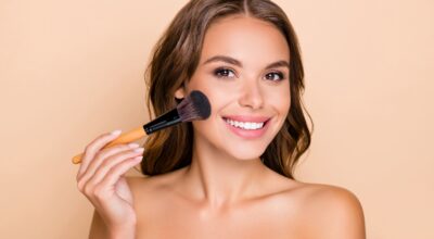 Cómo aplicar los polvos bronceadores para un look de impacto