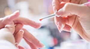 Manicura francesa 2024: la versión clásica con un toque innovador