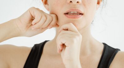6 ejercicios faciales para eliminar arrugas y líneas de expresión