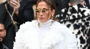 Jennifer López impacta con un abrigo de pétalos de rosa reales en el desfile de Schiaparelli