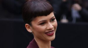 Zendaya con su flequillo extra corto de estilo gótico marca tendencia en la Semana de la Moda en París