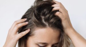 ¿Cómo lavar el pelo graso para que dure limpio más tiempo?