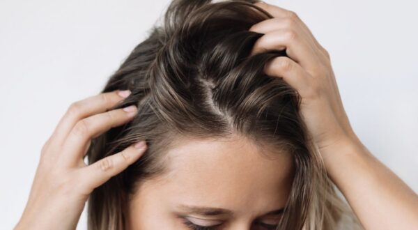 ¿Cómo lavar el pelo graso para que dure limpio más tiempo?