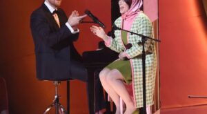 Billie Eilish conquista los Grammy y rinde homenaje a la Barbie adiestradora canina de los años 60