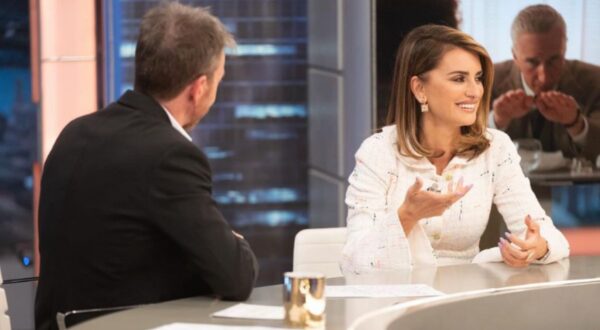 Penélope Cruz desvela cómo fue actuar con Adam Driver y su trauma con la velocidad en ‘El Hormiguero’