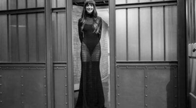 Dakota Johnson arrasa con un vestido transparente y botas mosqueteras