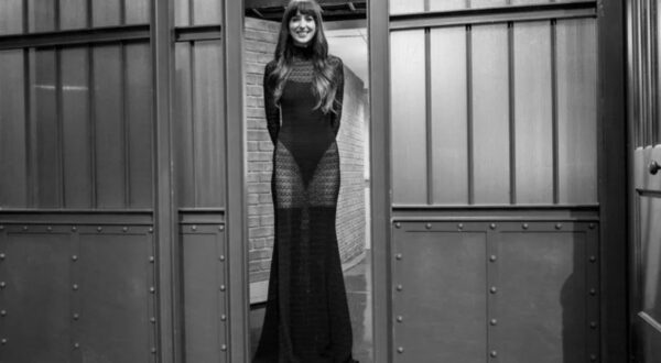 Dakota Johnson arrasa con un vestido transparente y botas mosqueteras