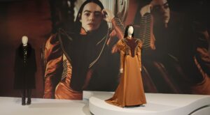 Pobres Criaturas: La metamorfosis de Emma Stone a través del vestuario