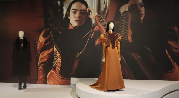 Pobres Criaturas: La metamorfosis de Emma Stone a través del vestuario