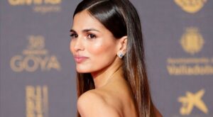 ¡Zapatillas en la alfombra roja! Sara Sálamo desafía las normas con estilo en los Goya