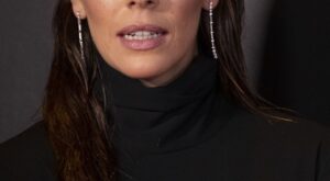 El impactante cambio de look de Laura Matamoros: ¡Estoy alucinando con su melena fantasía!